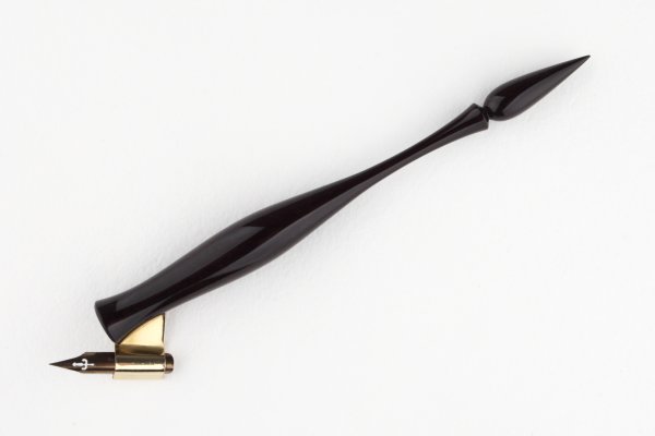 Oblique pen holder made of african ebony and finished with a clear coat.